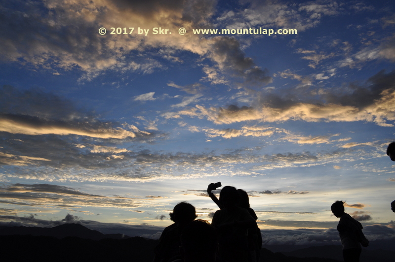 When the day supersedes the night, and the last shadows pass, when the sun wakes up, people look to the heights of the Cordilleras. 